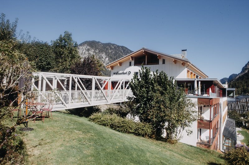 Das Haus mit der weißen Brücke im Sonnenlicht