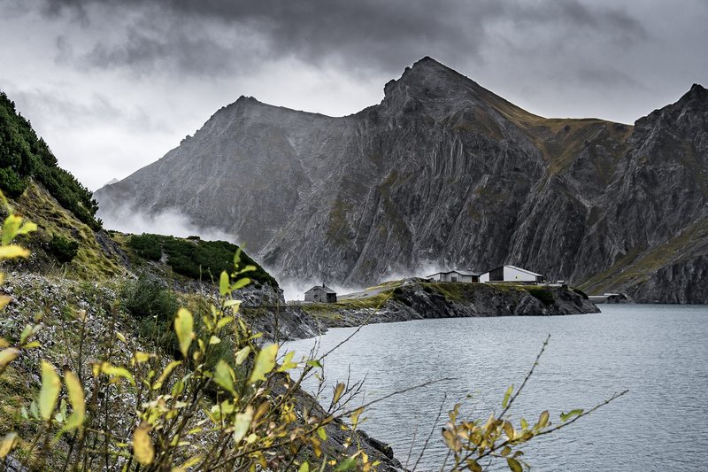 Bergsee unter Wolken, Herbststimmung