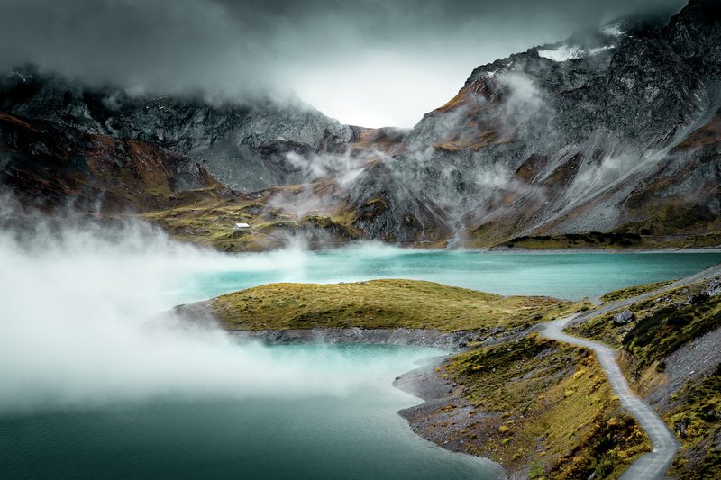 Türkiser Bergsee im Nebel, Weg ins Tal